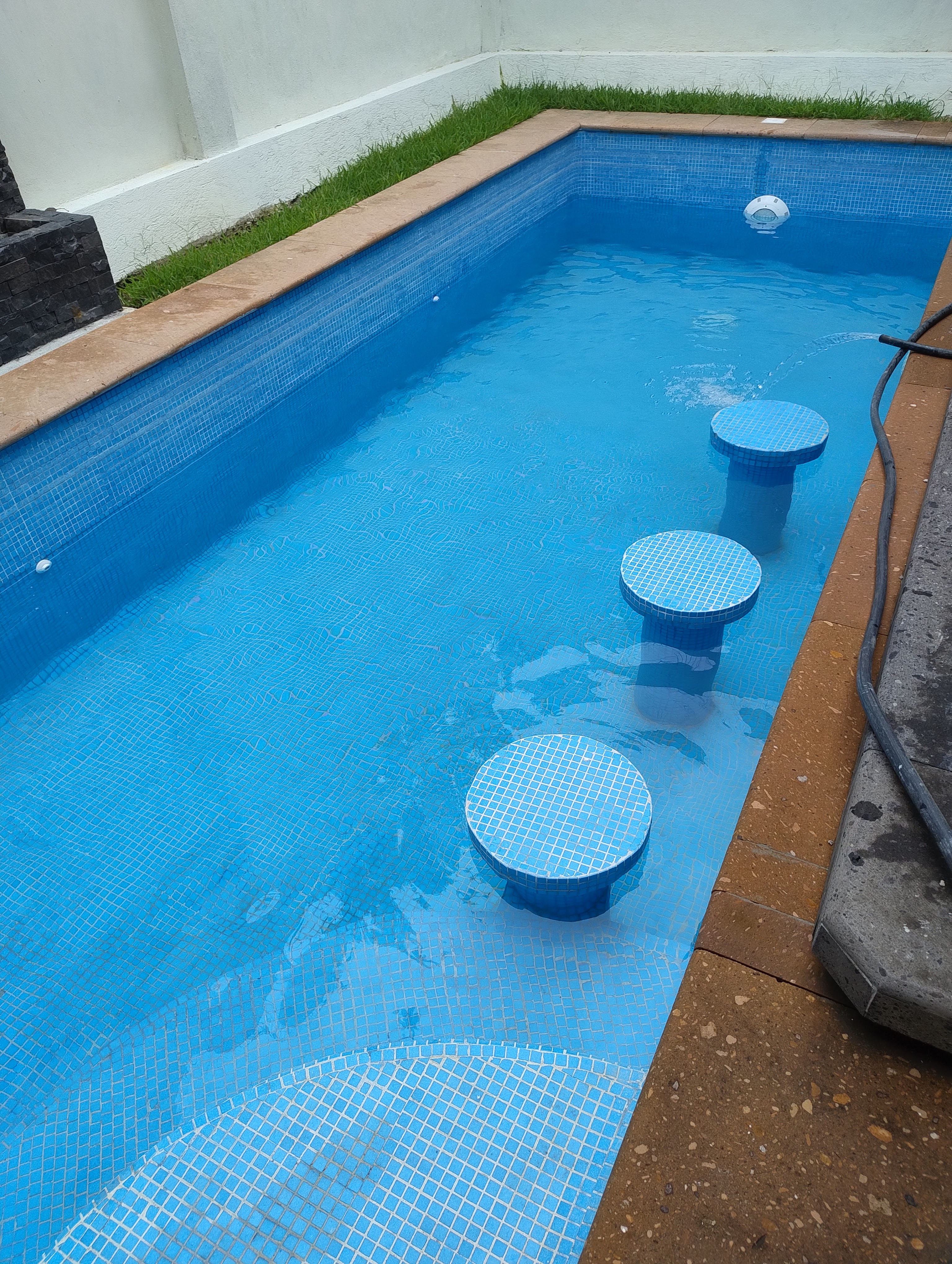 Piscina con sistema de mantenimiento profesional y agua cristalina